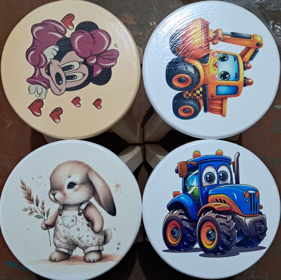 Стільчик дитячий, дерев'яний, висота 23 см